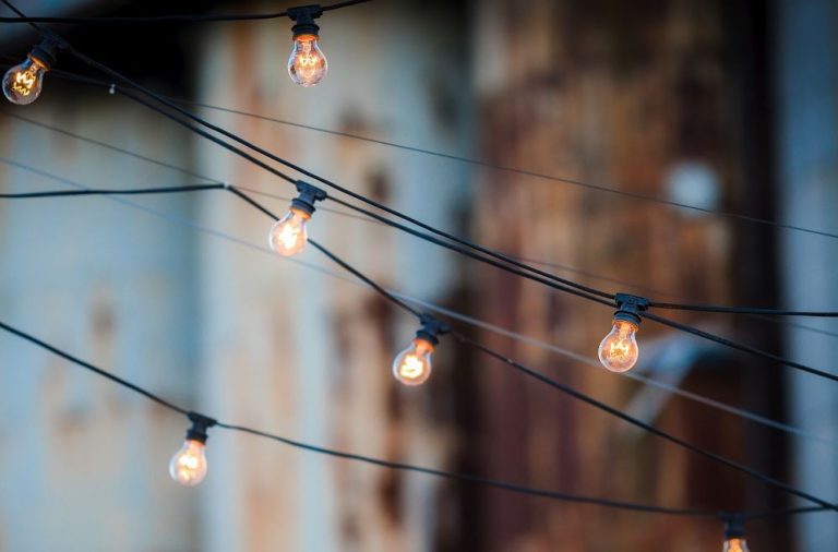 Cómo decorar con cable textil: ideas perfectas para ‘vestir’ tus lámparas y bombillas