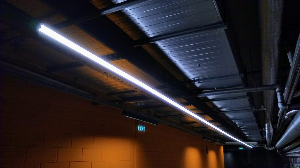 Fotografía de una tira LED 24V instalada en el techo.