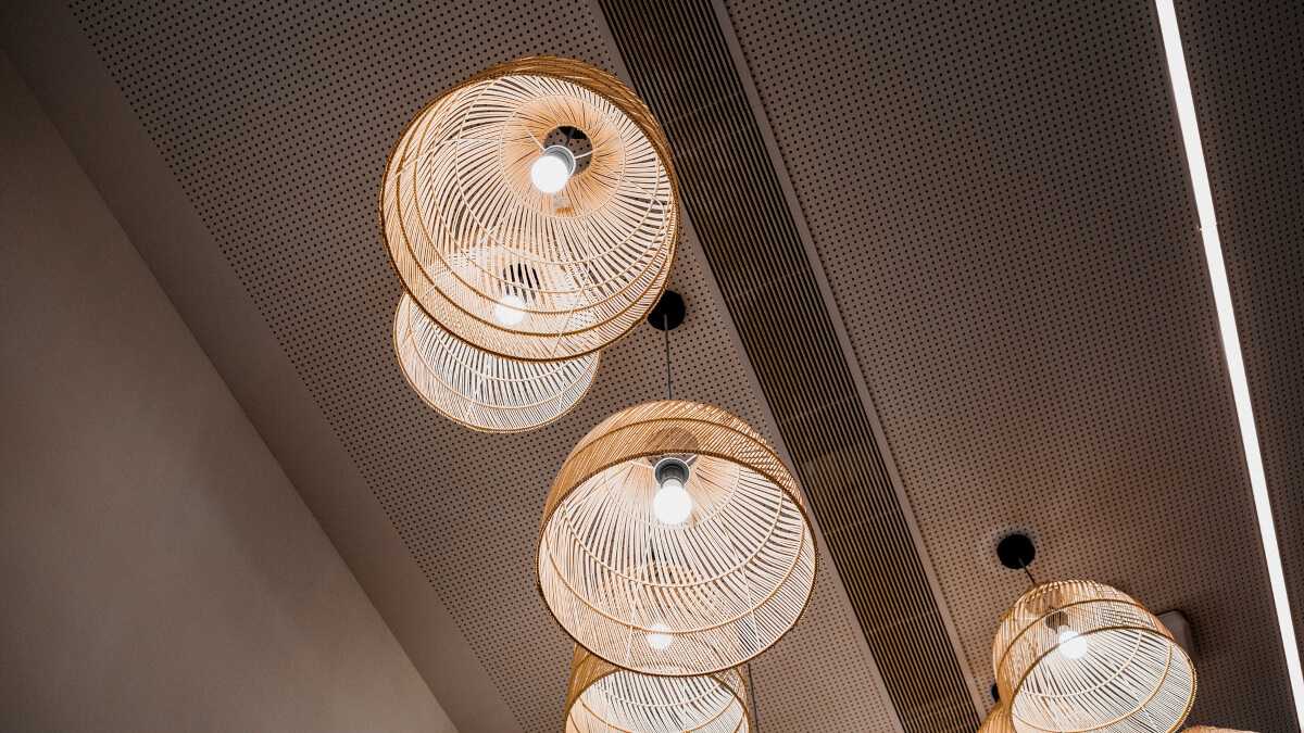 a que distancia se colocan las lamparas de techo